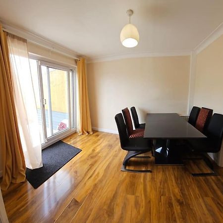 פלמסטד Feel At Home Away From Home מראה חיצוני תמונה